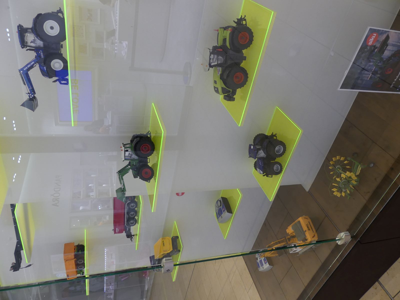 P1090769-Trecker.jpg